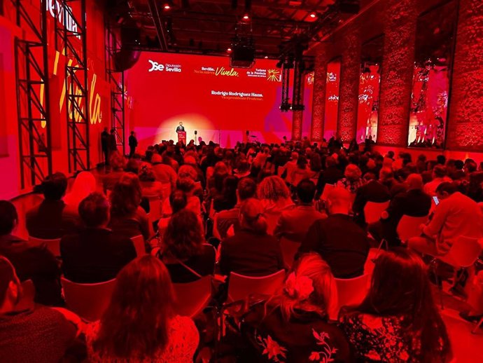 Asistentes al encuentro de Diputación, en la Real Fábrica de Tapices de Madrid, dirigido al sector turístico para ofrecer como destino la provincia de Sevilla.