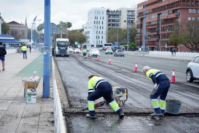 Imagen de las obras del Puente del Cristo de la Expiración, más conocido por los sevillanos como Puente del Cachorro.