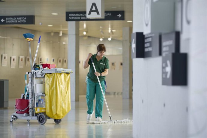 Archivo - El valor social integrado incluye los salarios, la formación y orientación laboral de las personas con discapacidad, el impacto en la competitividad, y el ahorro en pensiones, entre otros conceptos