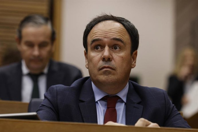 Archivo - El president de la Generalitat, Juanfran Pérez Llorca, durante una sesión de control, en Les Corts, a 18 de febrero de 2026, en Valencia