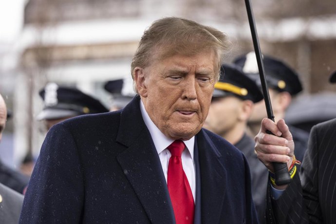 Archivo - 28 March 2024, US, Massapequa Park: Former US President Donald Trump attends the wake of slain NYPD Officer Jonathan Diller at the Massapequa Funeral Home. Officer Diller was killed on March 25th when he was shot in Queens after approaching an i