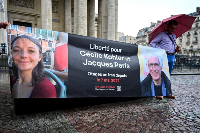 Archivo - Imagen de archivo de una protesta a favor de los ciudadanos franceses Cecile Kohler y Jacques Paris, detenidos en 2022 en Irán.