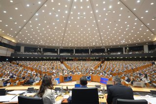 Archivo - El presidente de la Junta de Andalucía, Juanma Moreno, interviene en el pleno del Comité de las Regiones.