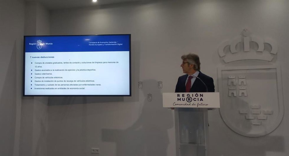 El consejero de Economía, Hacienda, Fondos Europeos y Transformación Digital, Luis Alberto Marín, presenta las nuevas deducciones fiscales