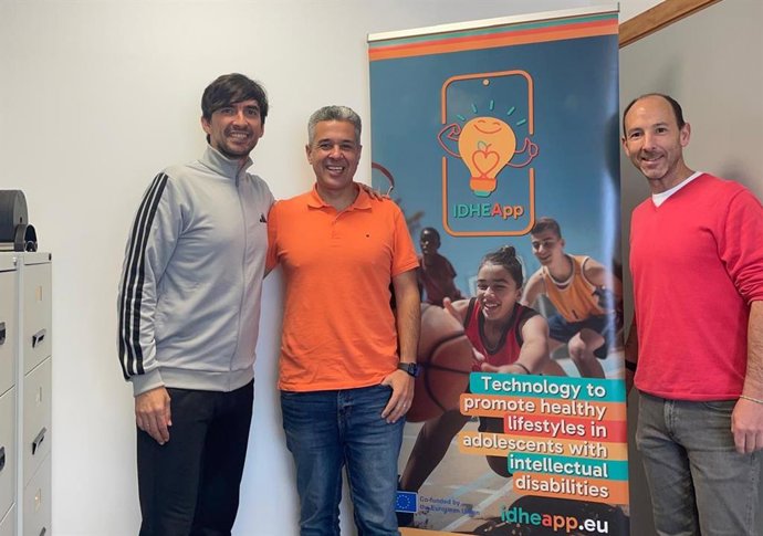 Los investigadores Borja Sañudo, Adrián Feria y Antonio José Sánchez-Oliver de la Universidad de Sevilla (US) han sido distinguidos con el segundo premio en los XIX Premios Estrategia NAOS por el proyecto Idheapp.