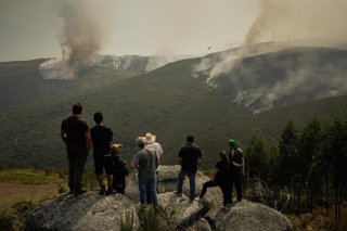 Archivo - Efectivos aéreos de los bomberos durante las labores de extinción del incendio de Avión, a 25 de agosto de 2025, en Avión, Ourense (España).