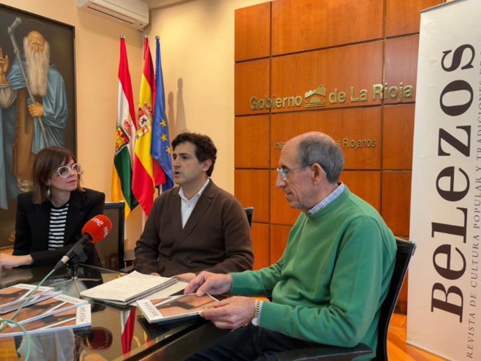 Archivo - Urbano Espinosa (a la derecha) junto al director general de Cultura, Roberto Iturriaga