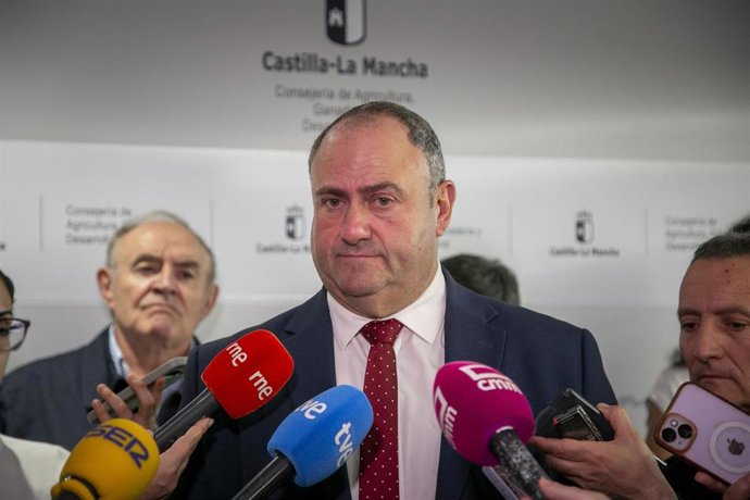 Toledo, 8 de abril de 2026.- El consejero de Agricultura, Ganadería y Desarrollo Rural, Julián Martínez Lizán, ha mantenido una reunión con las organizaciones profesionales agrarias ASAJA, UPA y Cooperativas Agroalimentarias.