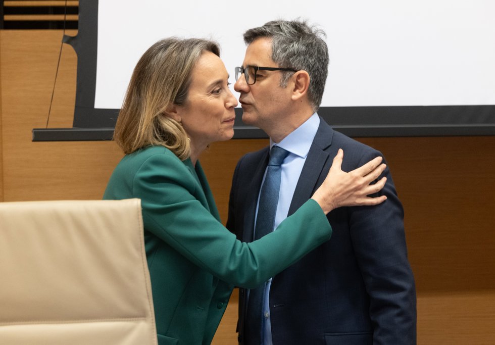 El ministro de Presidencia, Justicia y Relaciones con las Cortes, Félix Bolaños, saluda a la vicesecretaria de Regeneración Institucional del PP, Cuca Gamarra, a su llegada a la Comisión Constitucional para dar cuenta del Plan Normativo 2025 del