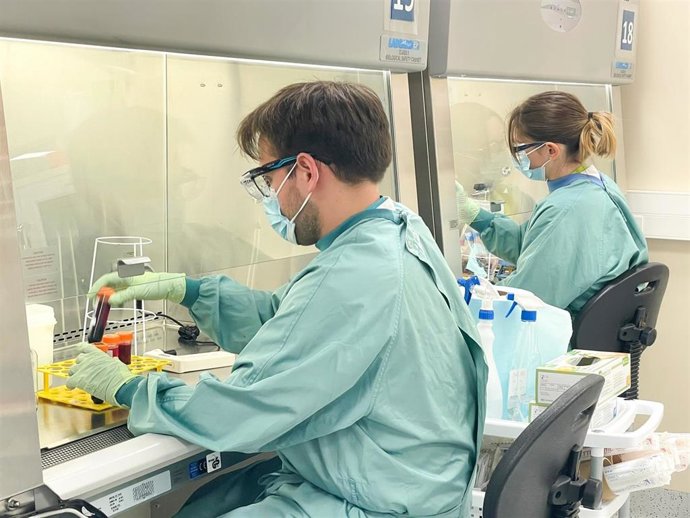 El equipo de IrsiCaixa en el laboratorio.