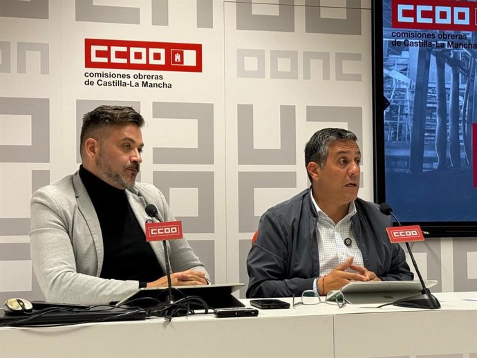 El secretario de la Federación de Industria de CCOO en C-LM, Juan Antonio Cuevas, y el secretario general del sindicato en la región, Javier Ortega.