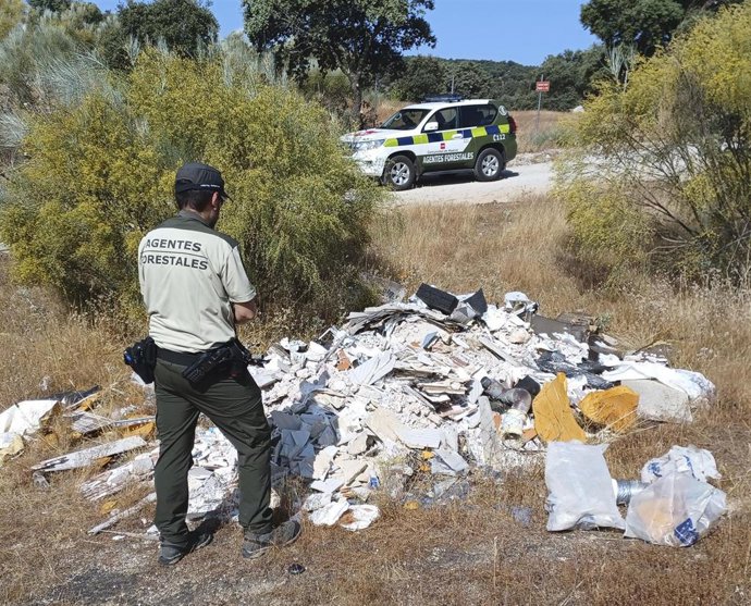 Un miembro de los Agentes Forestales de la Comunidad de Madrid junto a un vertido ilegal de escombros