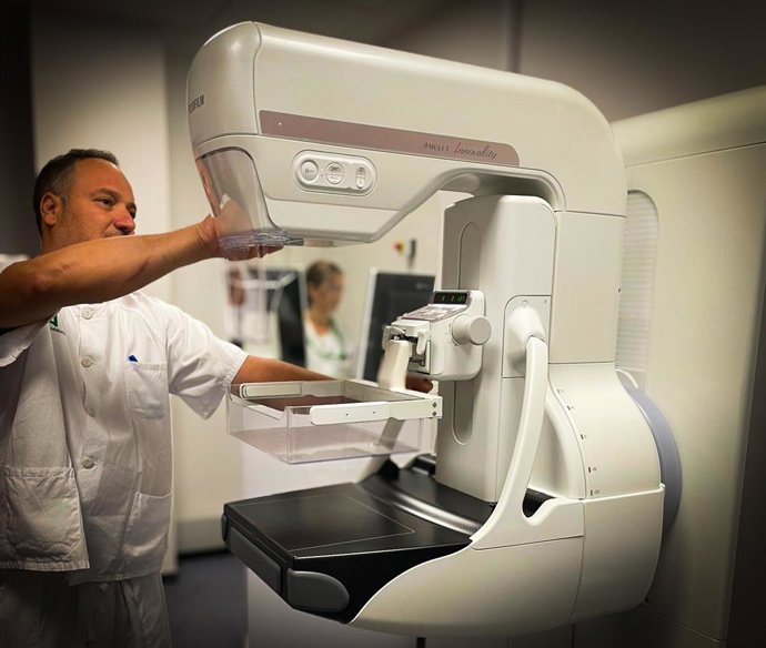Técnicos del Hospital Macarena usan un mamógrafo como imagen de recurso.