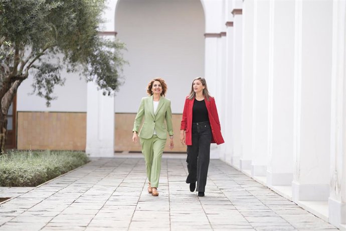 La candidata socialista a la Junta y secretaria general del PSOE-A, María Jesús Montero, y la vicesecretaria general, María Márquez, este miércoles en un patio del Parlamento de Andalucía.