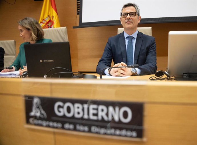 El ministro de Presidencia, Justicia y Relaciones con las Cortes, Félix Bolaños, y la vicesecretaria de Regeneración Institucional del PP, Cuca Gamarra, durante la Comisión Constitucional para dar cuenta del Plan Normativo 2025 del Gobierno.