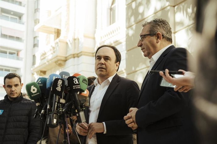 Archivo - El 'president' de la Generalitat, Juanfran Pérez Llorca (c), en una imagen de archivo en la Diputación de Alicante