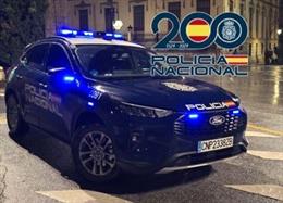 Patrulla noctura de la Policía Nacional en Granada.