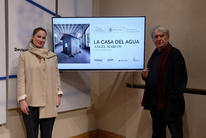 La diputada de Cultura, Yolanda Burgoa, y el artista Ángel Marcos.