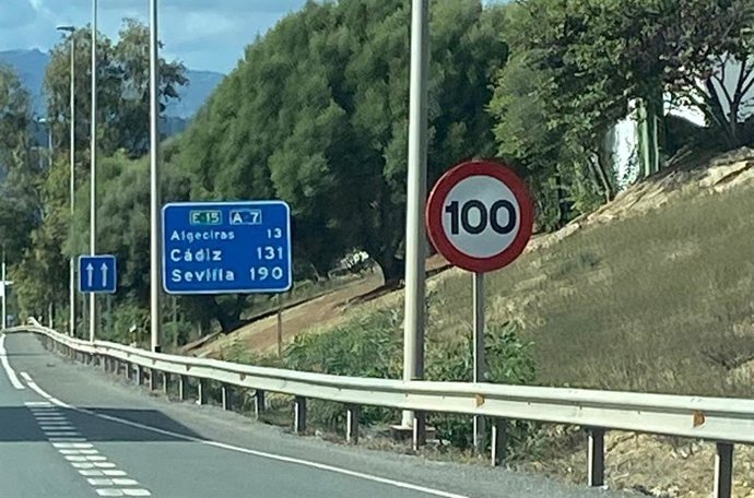 Señal vertical que marca la limitación de 100km/h a conductores en el tramo de radares de la autovía A-7