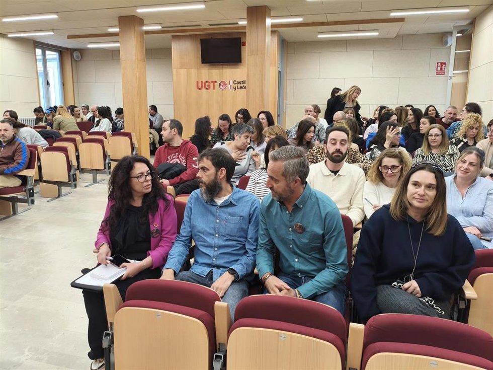 En primera fila, la secretaria del Sector de Comercio y Grandes Almacenes de UGT, Nathalie Ríos, (izquierda) y el secretario general de la FSMC de UGT Castilla y León, Héctor Yágüez Martín (tercero por la izquierda) .