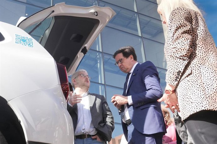El ministro para la Transformación Digital, Óscar López (c), durante la inauguración del proyecto 6G de LabNet, a 8 de abril de 2026, en Barcelona, Catalunya (España).