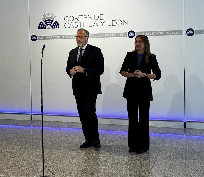 Carlos Pollán y Rocío Lucas, antes de antender a los medios hoy en las Cortes.