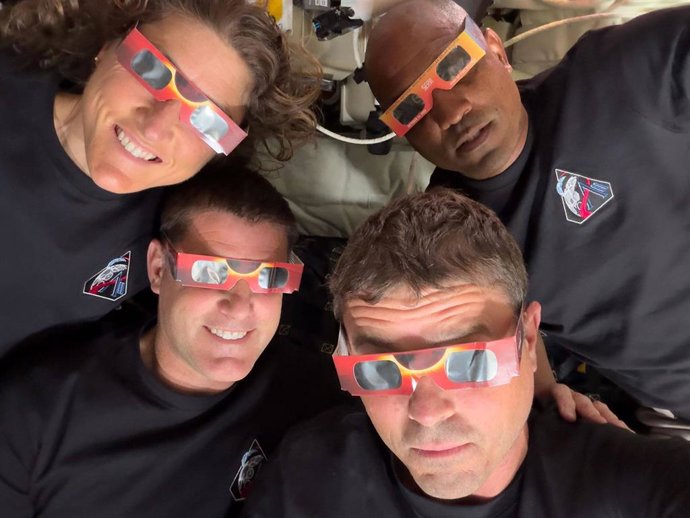 Los astronautas de la nave espacial Orion Reid Wiseman (2d), Victor Glover (1d), Christina Koch (1i) y Jeremy Hansen (2i) durante la misión Artemis II, a 6 de abril de 2026.
