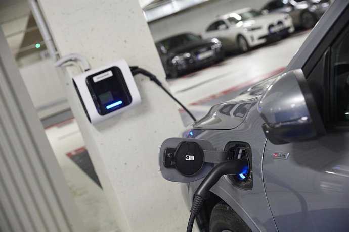 Archivo - Coche eléctrico cargando dentro del Hub de movilidad de la Plaza de Santa Ana, a 14 de enero de 2026, en Madrid (España). El hub ha sufrido una rehabilitación integral recientemente. Madrid ha estrenado 2026 con tres nuevos hubs de movilidad sos