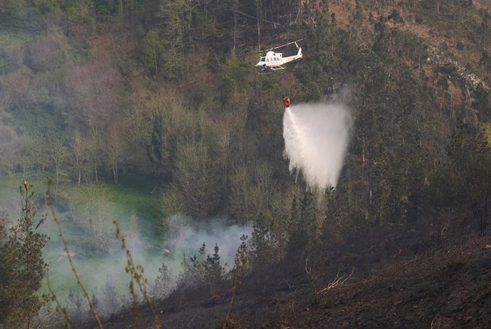 Bomberos trabajan en la extinción de los incendios activos en Cantabria