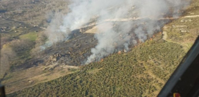 Extinguido el fuego intencionado de Busdongo de Arbas (León) tras calcinar unas 170 hectáreas de matorral