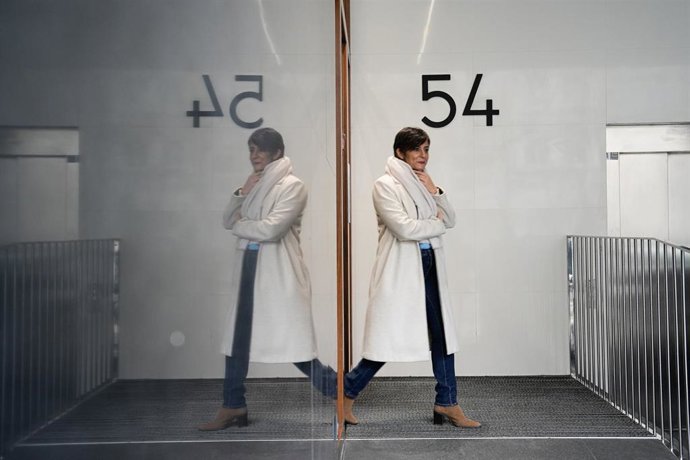 Archivo - La ministra de Vivienda y Agenda Urbana, Isabel Rodríguez, visita un edificio con viviendas propiedad de CASA 47, la Entidad Estatal de Vivienda.