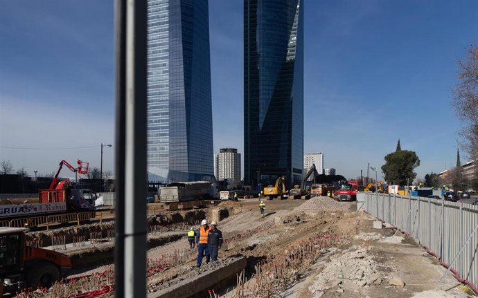 Archivo - Obreros trabajando en las obras de construcción de Parque Castellana, a 20 de enero de 2026, en Madrid (España).