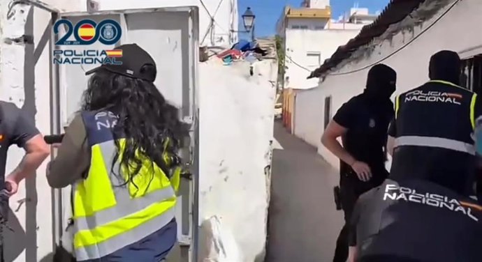 Agentes entran en dos viviendas del barrio de Torresoto en Jerez convertidas en punto de venta de droga.