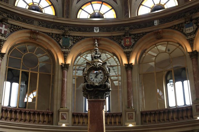 Archivo - Vista de un reloj en el Palacio de la Bolsa, a 3 de octubre de 2022,  en Madrid (España). 