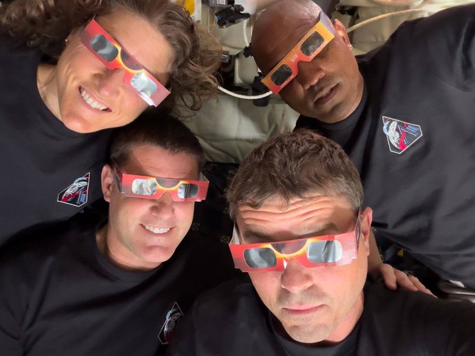 Os astronautas da nave espacial Orion — Reid Wiseman (2º da esquerda), Victor Glover (1º da esquerda), Christina Koch (1ª da esquerda) e Jeremy Hansen (2º da direita) — durante a missão Artemis II, em 6 de abril de 2026.