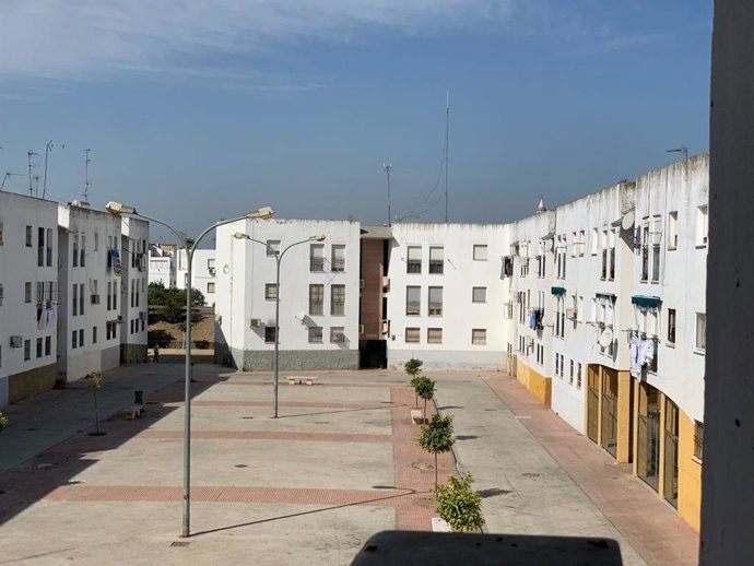 Viviedas públicas objeto de rehabilitación en la plaza del Azahar de Lora del Río (Sevilla).