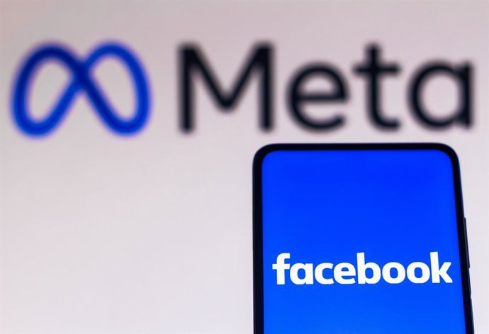 Archivo - Arquivo - ARQUIVADO - 28 de outubro de 2021, Brasil, ---: O logotipo do Facebook é exibido em um smartphone com o logotipo da Meta ao fundo. Um tribunal russo aplicou multas pesadas ao Google e à Meta, empresa controladora do Facebook, por supos