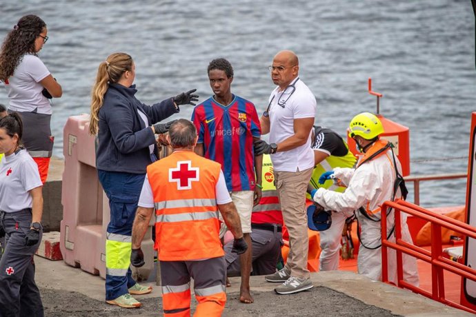 Archivo - Varias personas salen de un cayuco, en el muelle de La Restinga, a 24 de octubre de 2025, en la isla de El Hierro, Islas Canarias (España). 