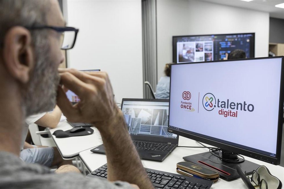 Archivo - Personas con discapacidad se forman en competencias digitales con Fundación ONCE durante 2025