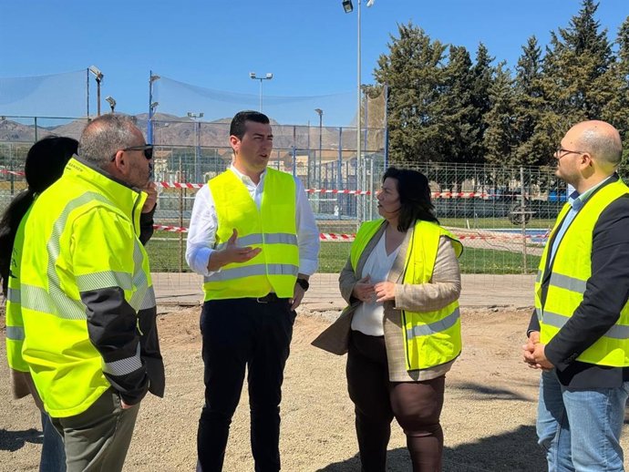 La diputada provincial del PFEA, Matilde Díaz, y el alcalde de Níjar (Almería), José Francisco Garrido, durante la visita a las obras de reforma del ambigú del Campo de Fútbol de San Isidro.