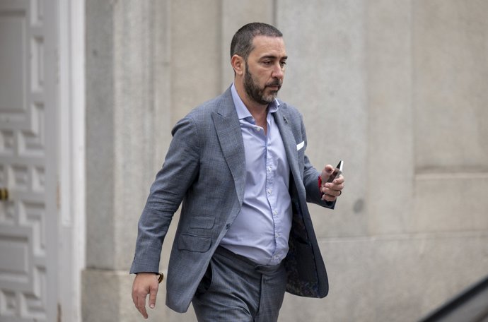 El empresario Víctor de Aldama a su salida del Tribunal Supremo, a 8 de abril de 2026, en Madrid (España).