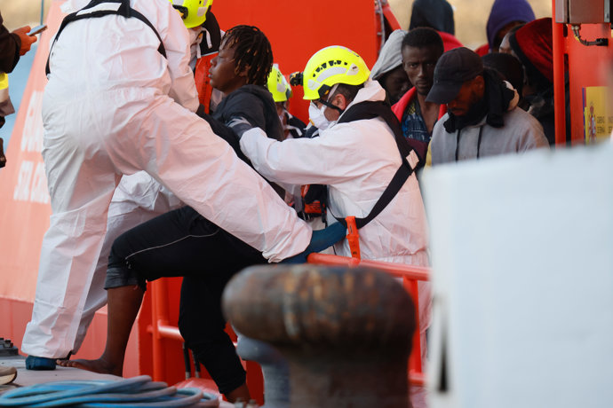 Varios migrantes son rescatados y trasladados por Salvamento Marítimo al puerto de Arguineguín, a 15 de enero de 2026, en Gran Canaria, Canarias (España).