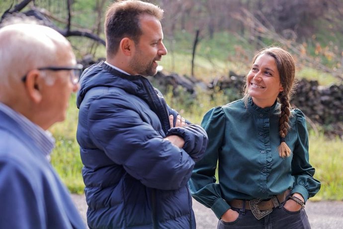El presidente del PP de Asturias, Álvaro Queipo, junto a la alcaldesa popular de Ibias, Gemma Álvarez.