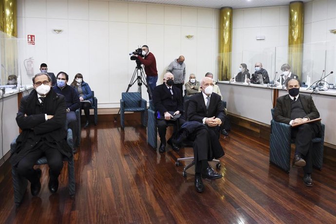 Archivo - El expresidente de Sniace Blas Mezquita (2a fila), y uno de los excomponentes de la dirección de la empresa Manuel Huerta (2d), durante el juicio por los vertidos que realizó su empresa al río Saja-Besaya entre el año 2008 y 2010