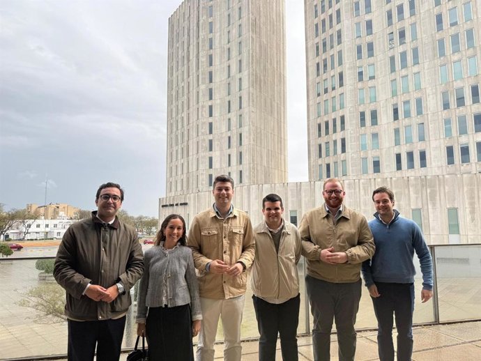 Miembros de Nuevas Generaciones del PP de Sevilla.