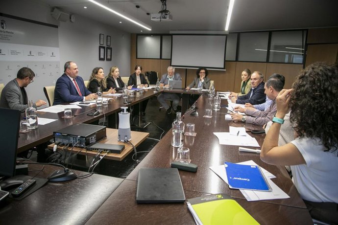 El consejero de Agricultura, Ganadería y Desarrollo Rural, Julián Martínez Lizán, ha mantenido una reunión con las organizaciones profesionales agrarias ASAJA, UPA y Cooperativas Agroalimentarias.