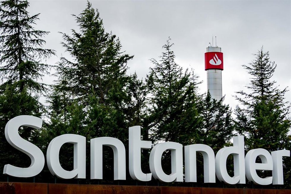 Archivo - Exteriores de la Ciudad Financiera del Banco Santander en Boadilla del Monte, Madrid (España). 