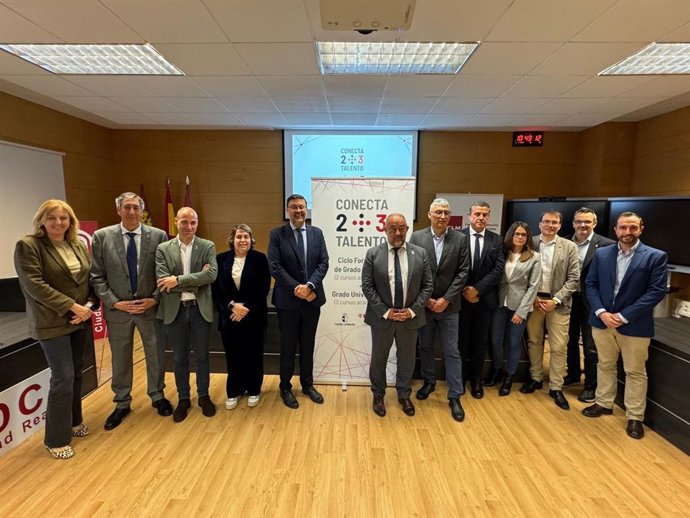 Presentación del plan educativo para unir FP con la universidad.