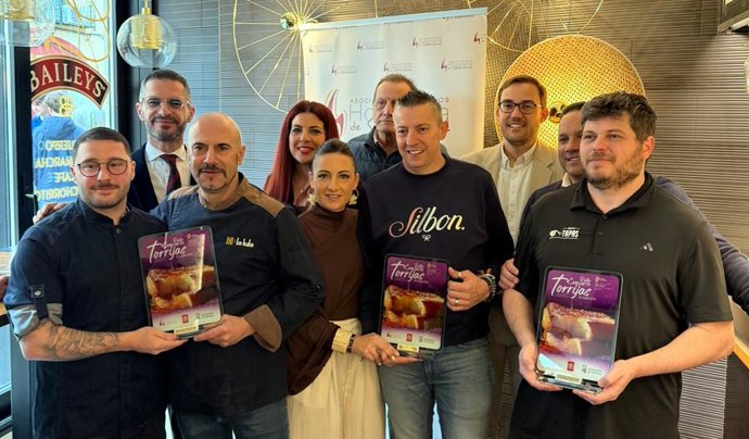 Los tres ganadores del concurso de torrijas, junto al concejal de Turismo, Ángel Fernández.