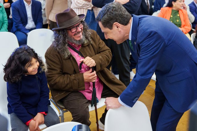 El presidente de la Junta de Andalucía, Juanma Moreno (d), saluda al inicio del acto conmemorativo del Día Internacional del Pueblo Gitano. A 8 de abril de 2026 en Sevilla, Andalucía (España).